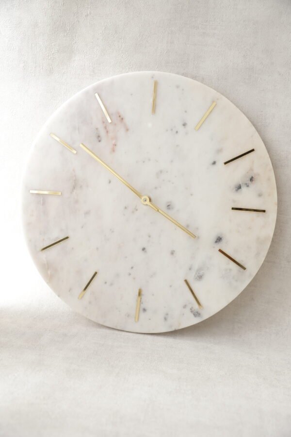 Maison de Bucks Marble clock with 12 hour markers