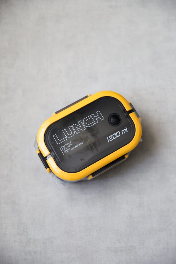Maison de Bucks Navy lunchbox with Yellow lid
